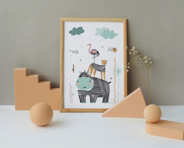 Een grappige poster van een nijlpaard, cheetah en flamingo die als een toren op elkaar staan