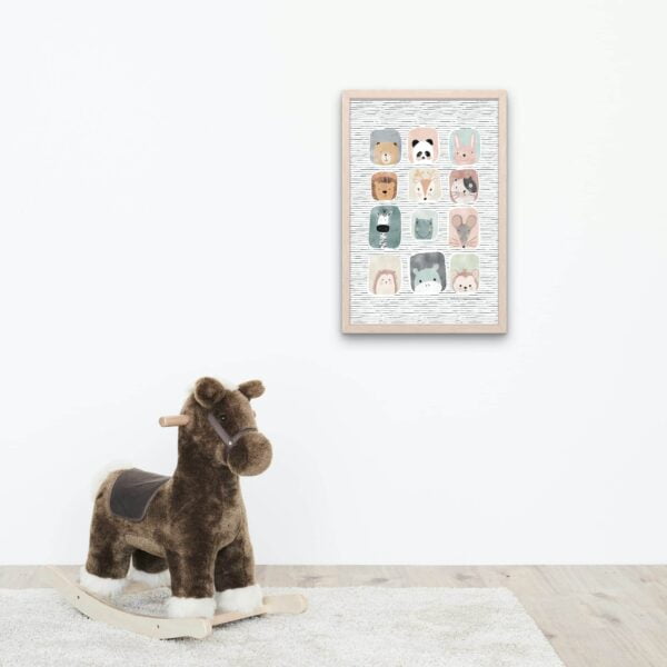 Een kinderkamer met een poster met dierenportretten